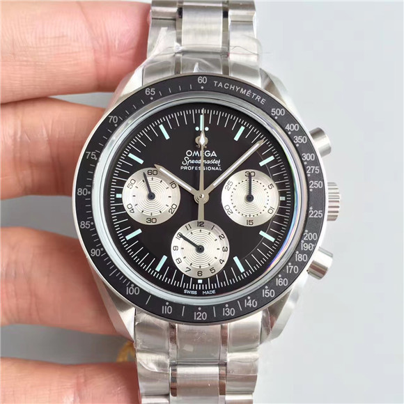 高仿歐米茄OMEGA登月系列限量計時碼錶，表面以反熊貓眼設計非常獨特醒目，三個小錶盤為白色，並使用高亮夜光塗層，42毫米以進口精鋼材質打造配帆布帶錶帶-欧米茄 OMEGA